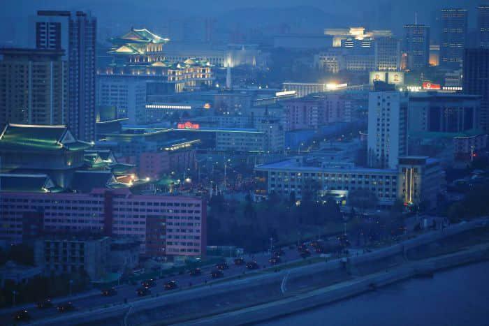 Military trucks through Pyongyang 在夜色的映衬下,部队的军车通过平壤市区