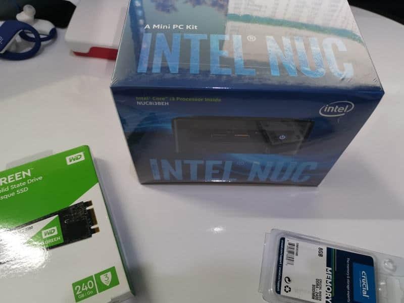 在我的办公桌上放着一个崭新的英特尔 NUC NUC8i3BEH,后面有树莓派 4