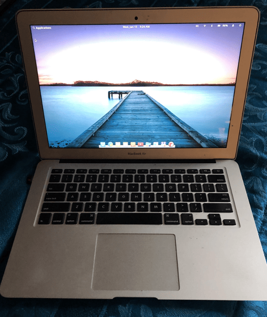 MacBook Air with Hera 运行 Hera 的 MacBook Air